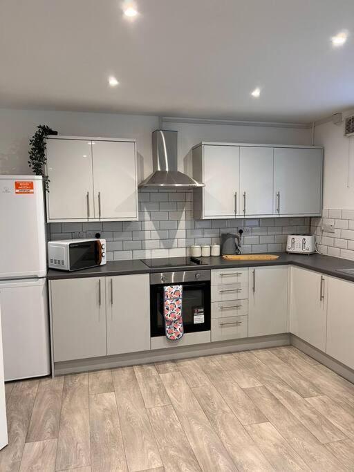 Bridge Place - Spacious Home With Plenty Of Beds! Мертир-Тидвилл Экстерьер фото