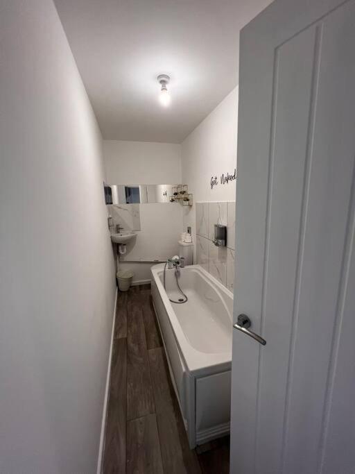 Bridge Place - Spacious Home With Plenty Of Beds! Мертир-Тидвилл Экстерьер фото