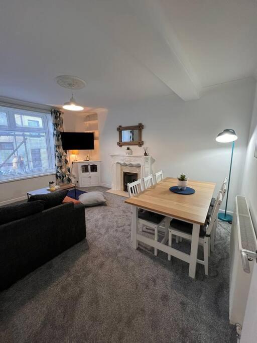 Bridge Place - Spacious Home With Plenty Of Beds! Мертир-Тидвилл Экстерьер фото